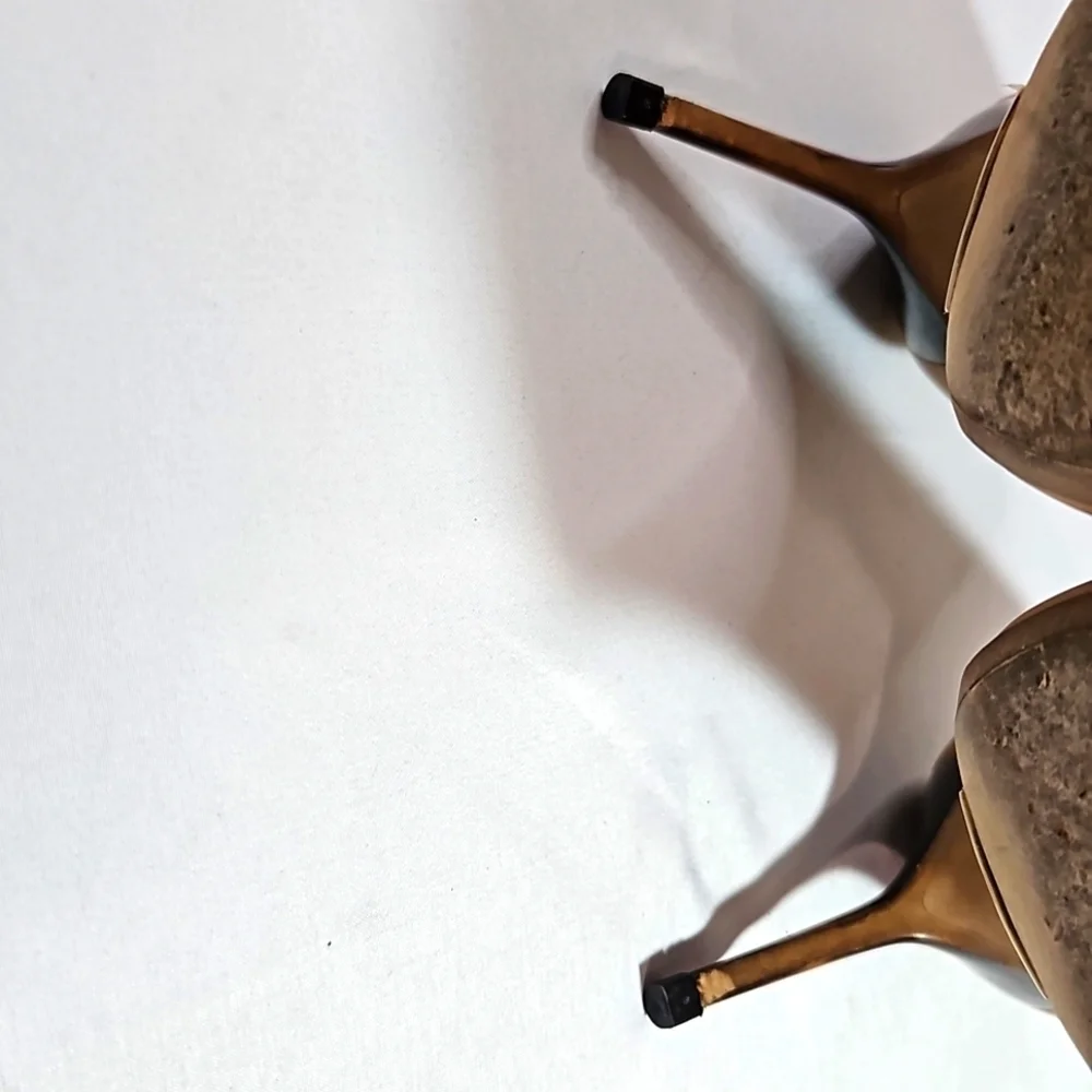 Burberry Women's Tan Leather Heels  SZ 40 - Picture 9 of 9